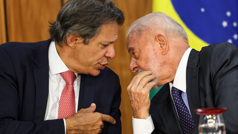 Após fala de Haddad, dólar atinge maior valor desde 2021