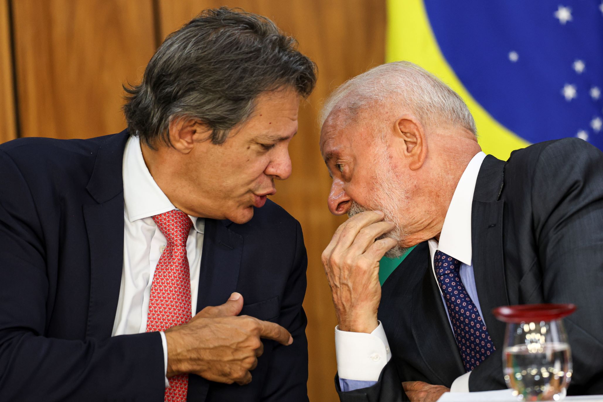 Após fala de Haddad, dólar atinge maior valor desde 2021