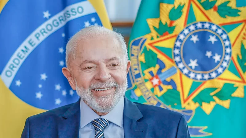 Avião de Lula voa em círculos e pousa em aeroporto no México