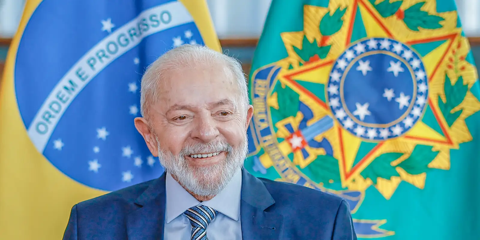 Avião de Lula voa em círculos e pousa em aeroporto no México