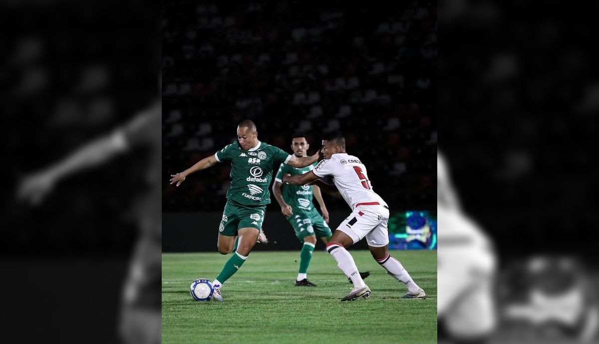 Botafogo-SP aproveita falha do goleiro, vence no fim e complica o lanterna Guarani