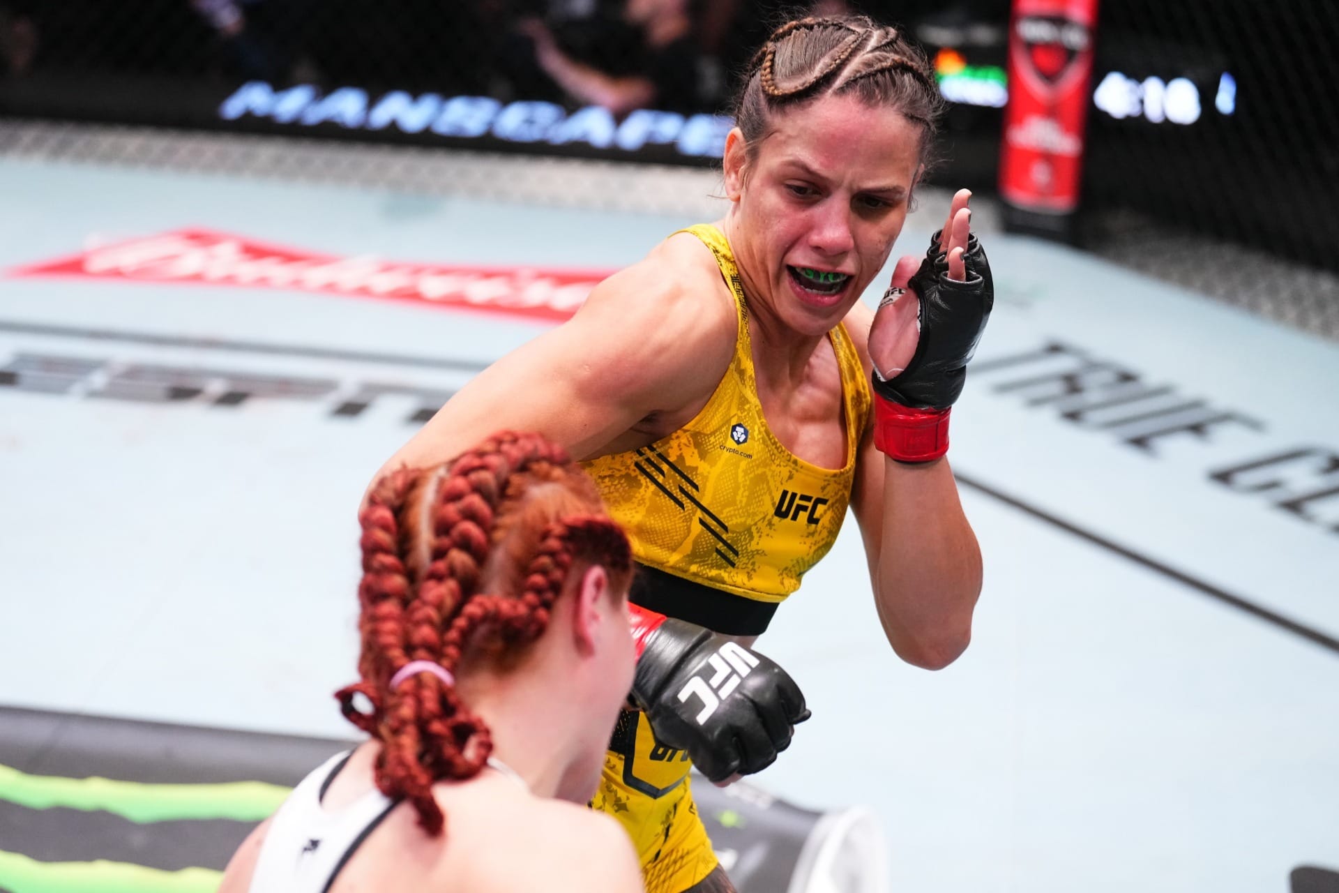 Brasileira Julia Polastri supera McKenna e se recupera no UFC