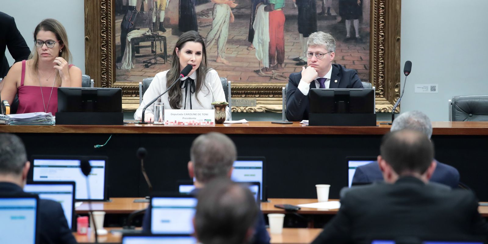 CCJ da câmara aprova proposta que limita decisões monocráticas do STF