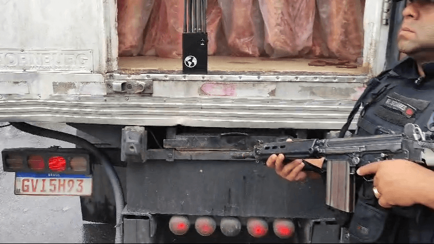 Caminhão é recuperado após ser roubado na Rodovia Rio-Magé, em Imbariê, em Duque de Caxias