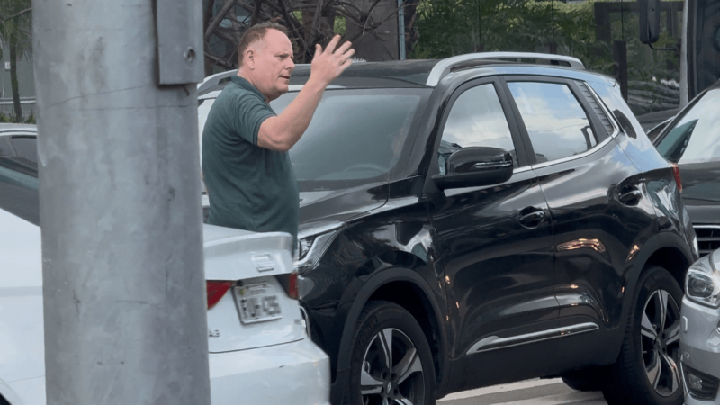 Cidadão assume função de guarda e faz trânsito fluir em cruzamento parado em São Paulo