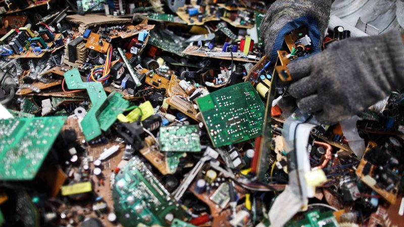 Como descartar lixo eletrônico e outros resíduos perigosos – 13/10/2024 – Ambiente