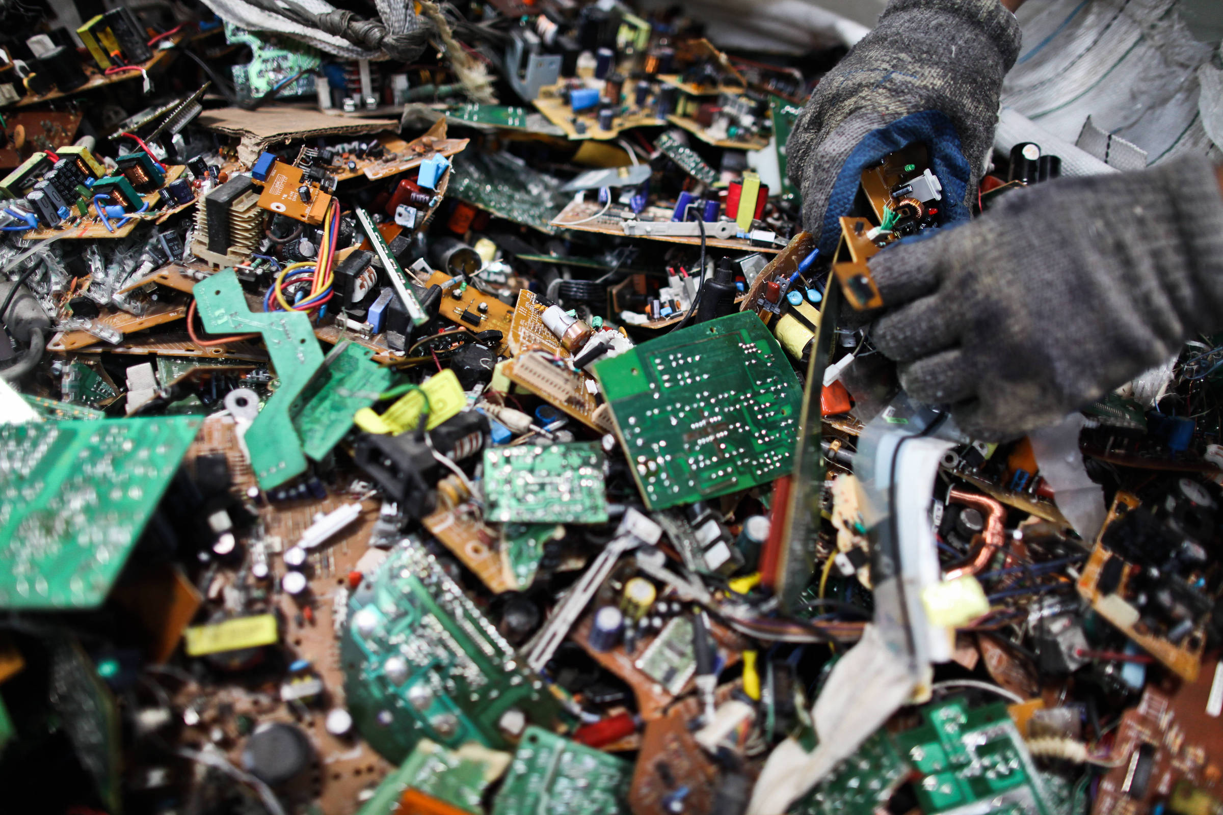 Como descartar lixo eletrônico e outros resíduos perigosos – 13/10/2024 – Ambiente