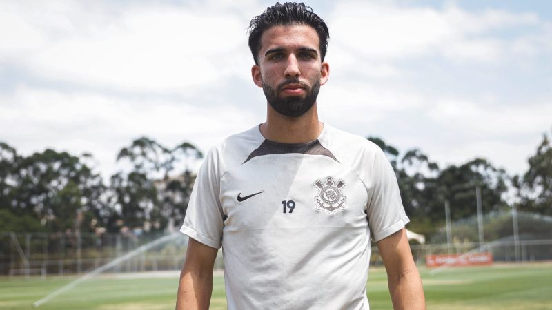 Corinthians anuncia a contratação de meia canadense para o sub-20