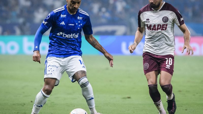 Cruzeiro empata com o Lanús em jogo marcado por vaias e sinalizadores no Mineirão