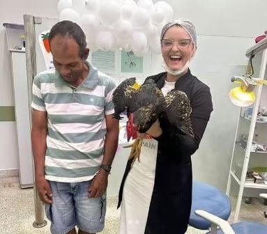 Dentista ganha galo de presente em agradecimento a atendimento