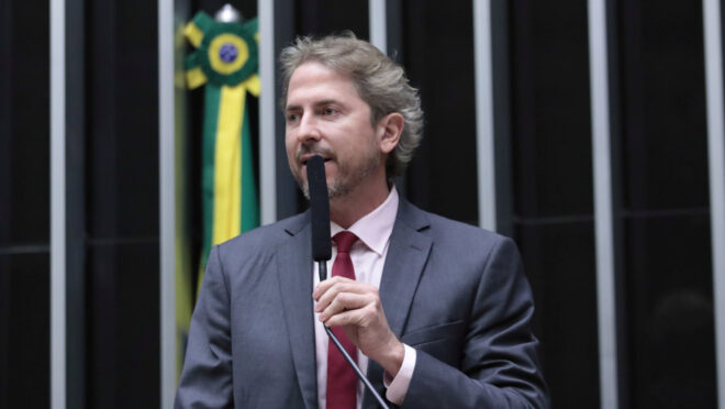 Deputado do PT quer Bolsa Família integral mesmo com emprego