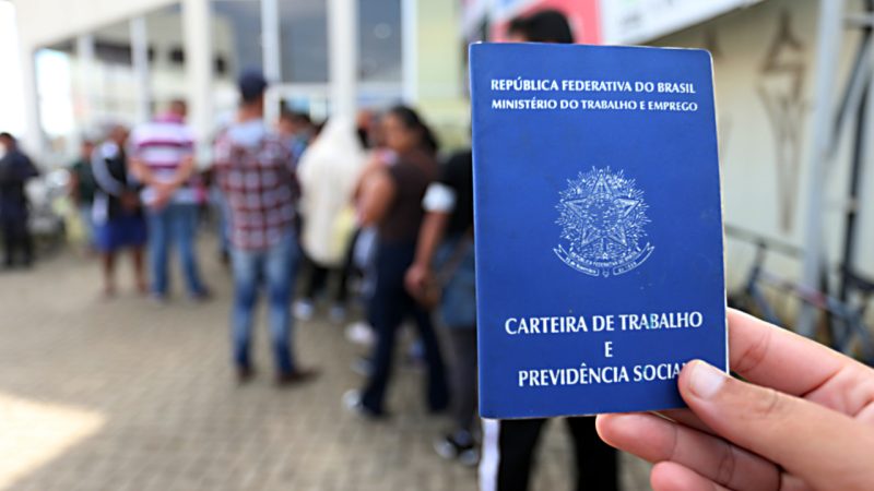 Desemprego cai a 6,4% e atinge recorde em taxa de população ocupada
