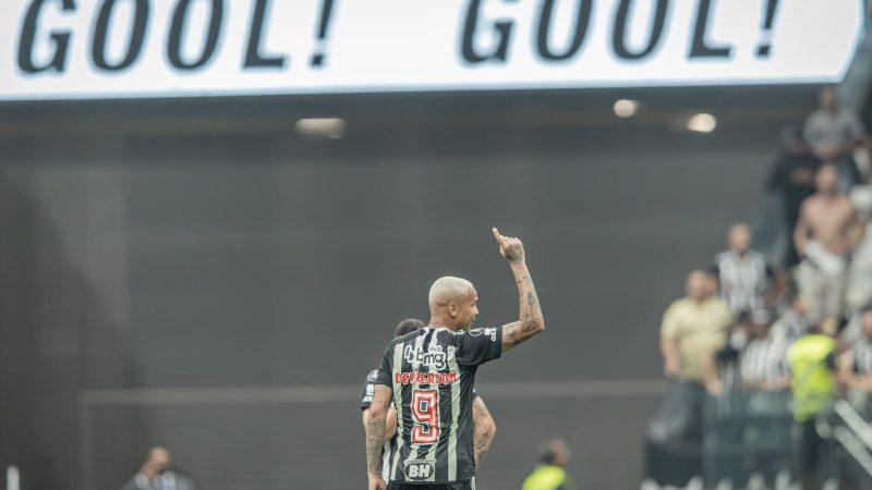 Deyverson se inspira em Ronaldinho e usa a regra do lateral em gol contra o River