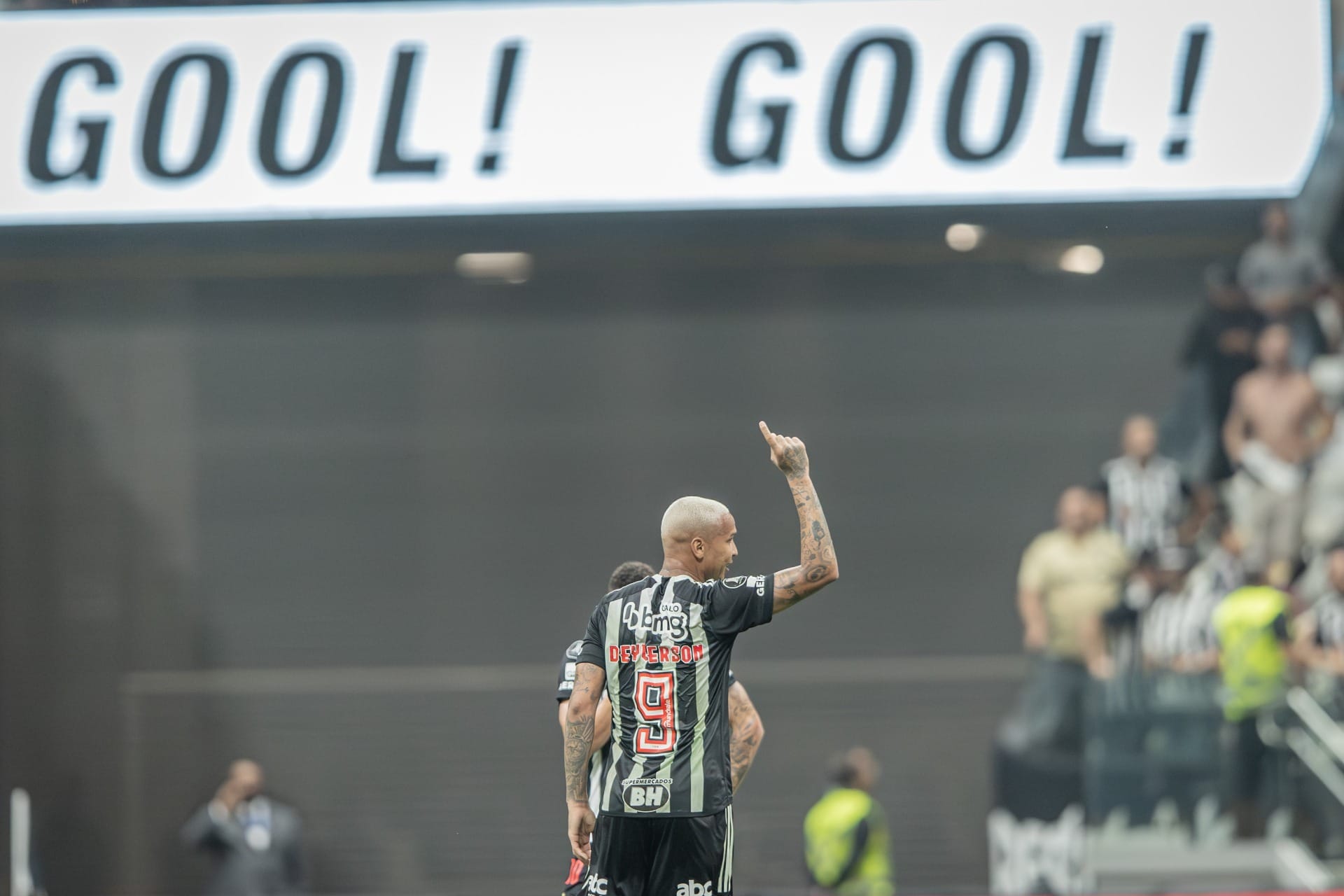 Deyverson se inspira em Ronaldinho e usa a regra do lateral em gol contra o River