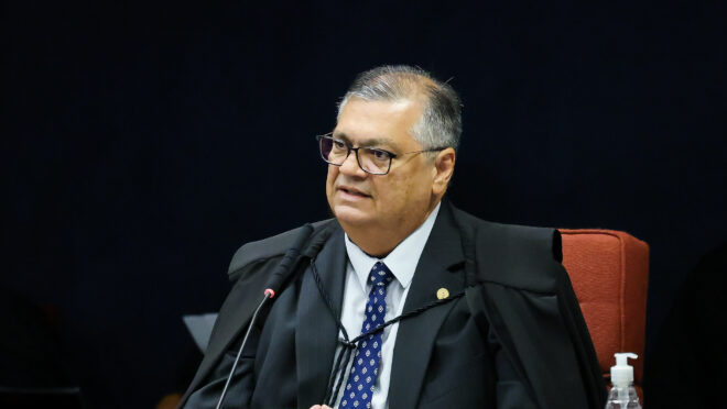 Dino suspende regra de aposentadoria de policiais homens e mulheres