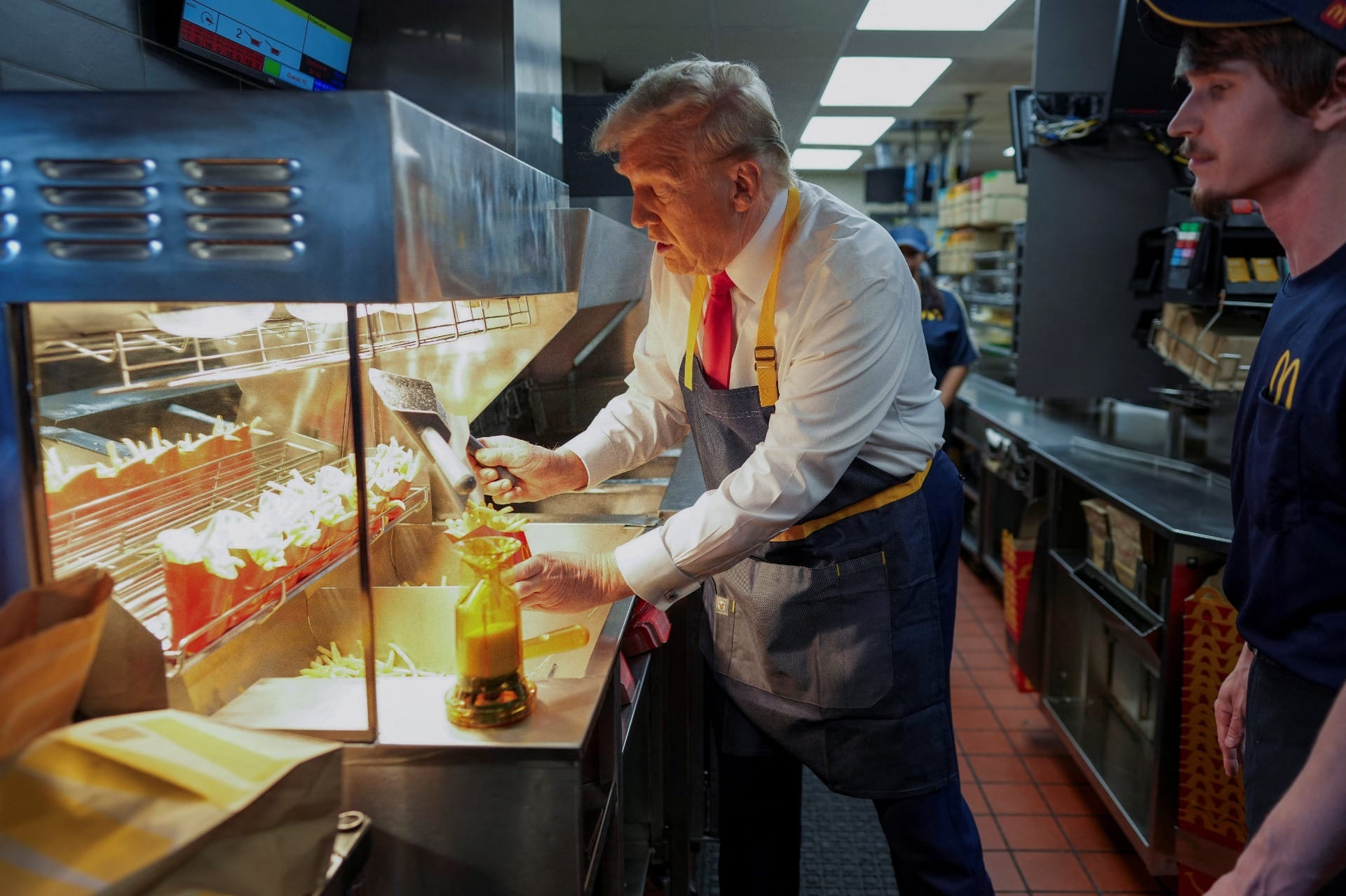 Donald Trump vira atendente do Mc Donald’s por um dia durante agenda de campanha nos EUA