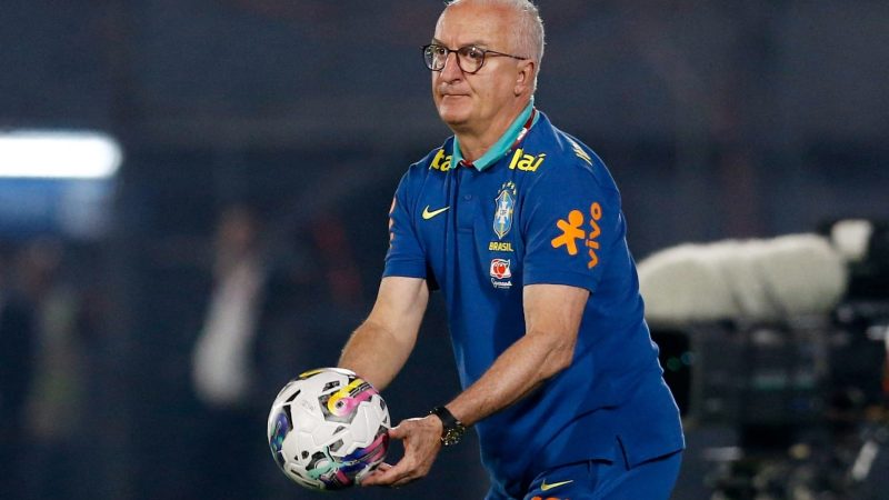 Dorival evita euforia após goleada da Seleção Brasileira contra o Peru