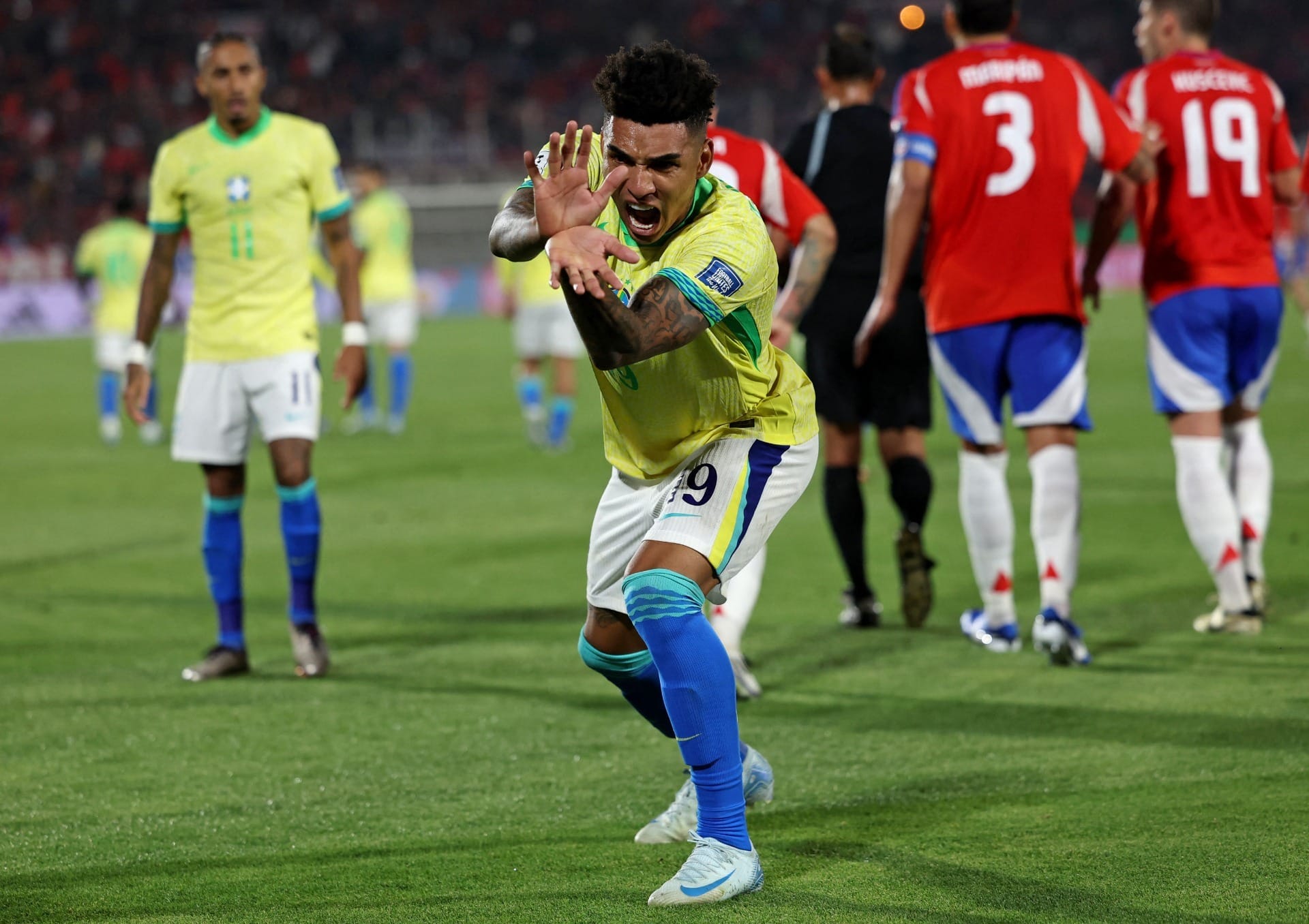 Dupla do Botafogo brilha, Brasil vira contra o Chile e alivia crise nas Eliminatórias
