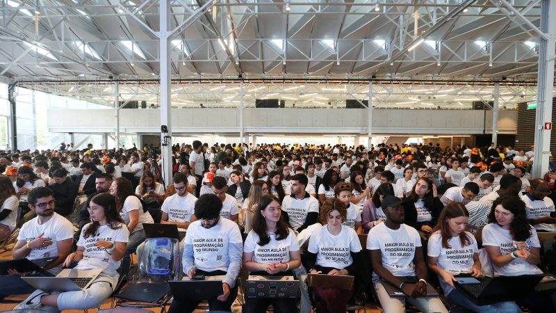 Escola portuguesa bate recorde mundial de maior aula de programação – 12/10/2024 – Tec