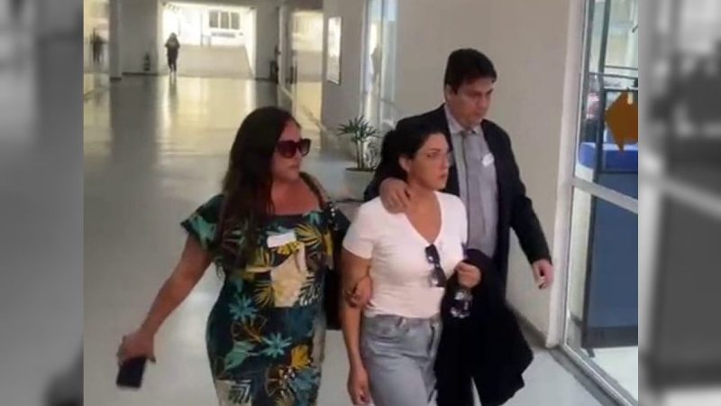 Funcionária responsável por exame de HIV em transplantados se entrega à polícia