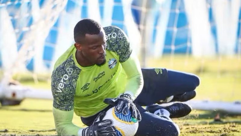 Goleiro do Grêmio pede desculpas por acertar objeto em criança