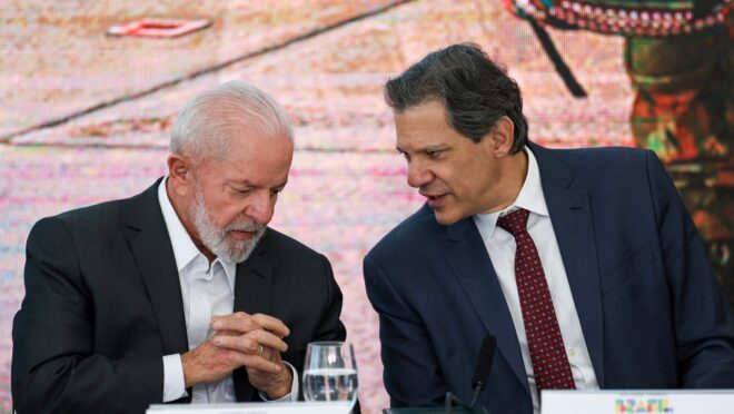 Governo avalia taxar milionários para compensar isenção do IR