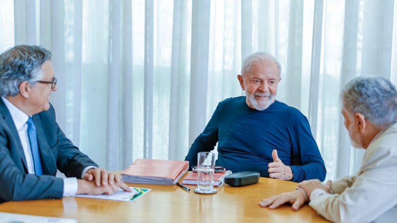 Lula está apto a exercer sua rotina de trabalho, diz boletim de saúde