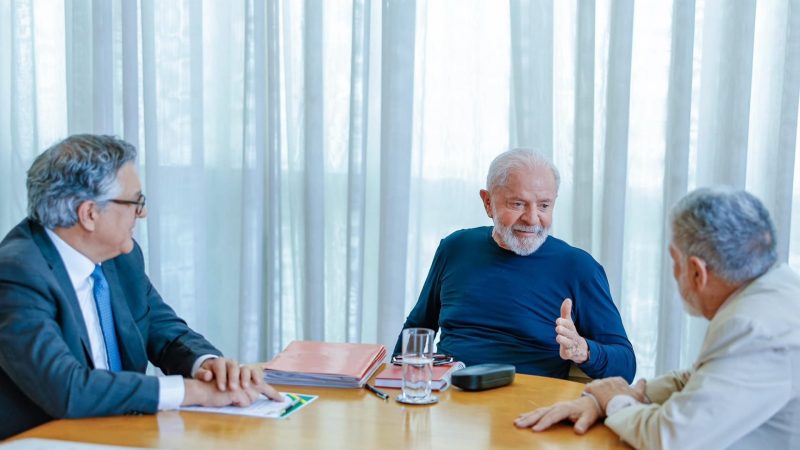 Lula faz reunião com Celso Amorim e Alexandre Padilha um dia após acidente doméstico