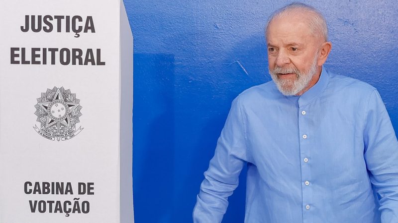 Lula vota em São Bernardo e diz que é hora de “corrigir erros”
