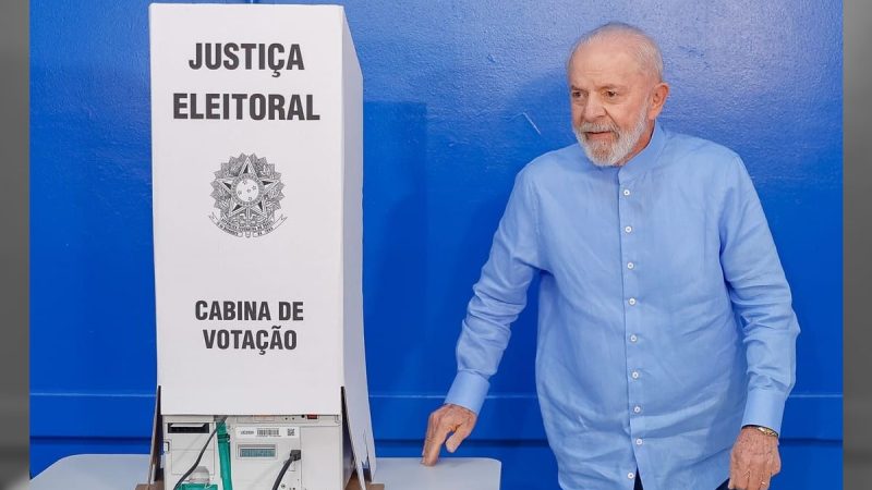 Lula vota em São Bernardo e pede que eleitores votem com consciência