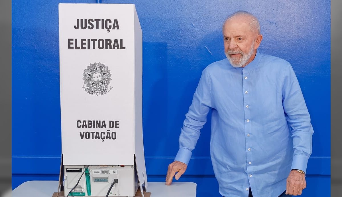 Lula vota em São Bernardo e pede que eleitores votem com consciência