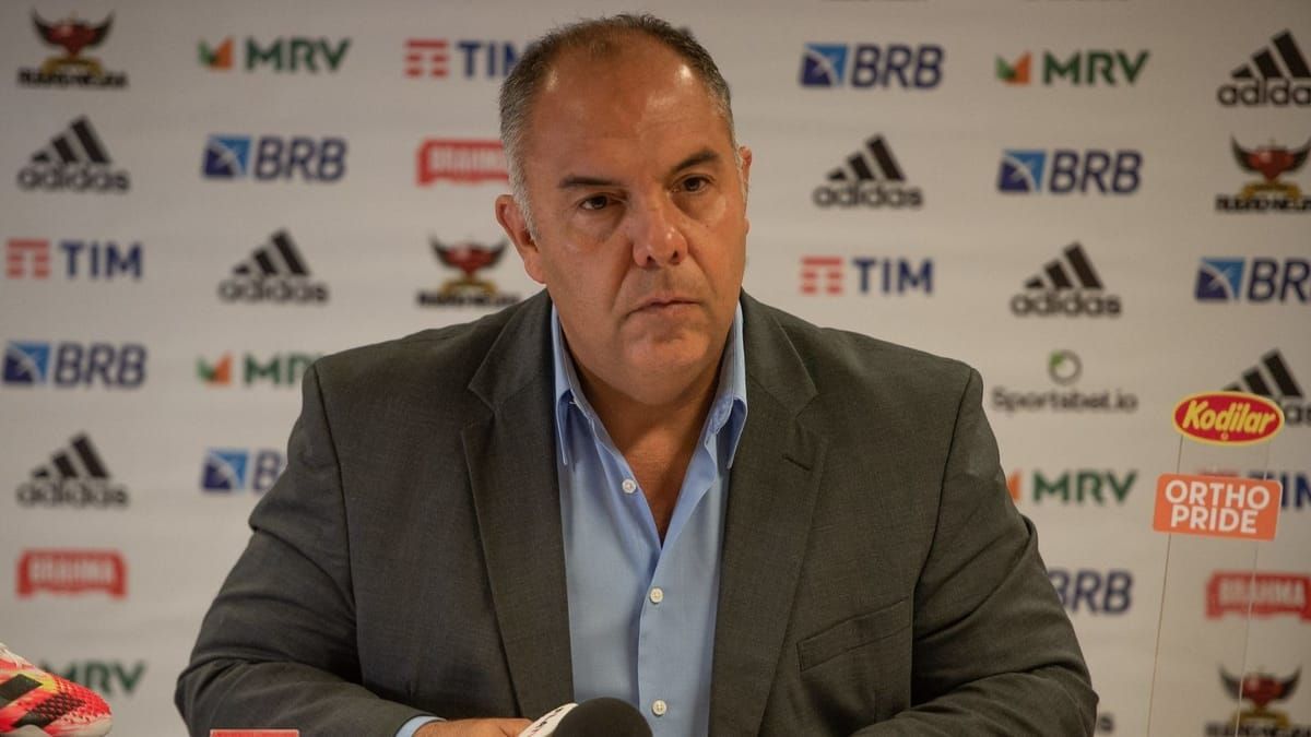 Marcos Braz registra foguetório em frente ao hotel do Flamengo, em São Paulo