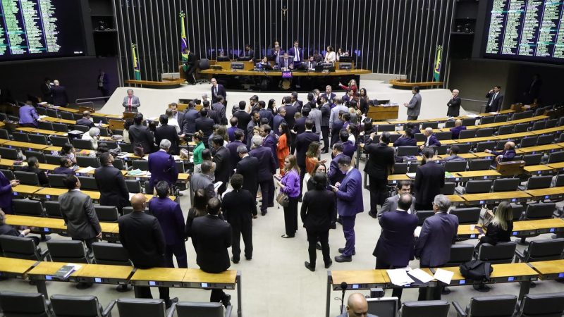 Projetos contra o STF avançam na Câmara dos Deputados