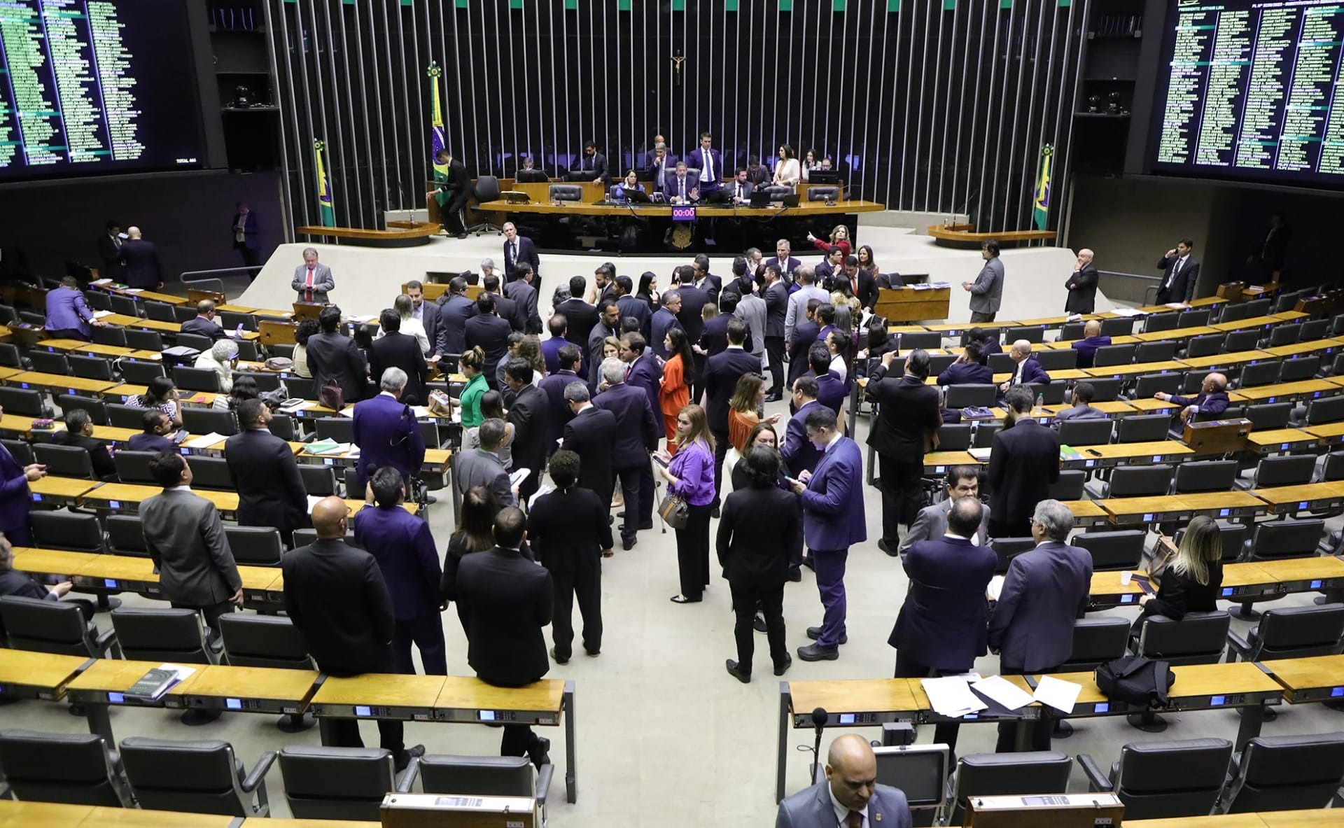 Projetos contra o STF avançam na Câmara dos Deputados