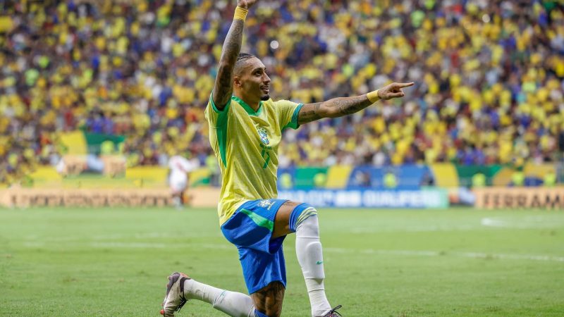 Raphinha comemora vitória do Brasil por 4 a 0 sobre o Peru