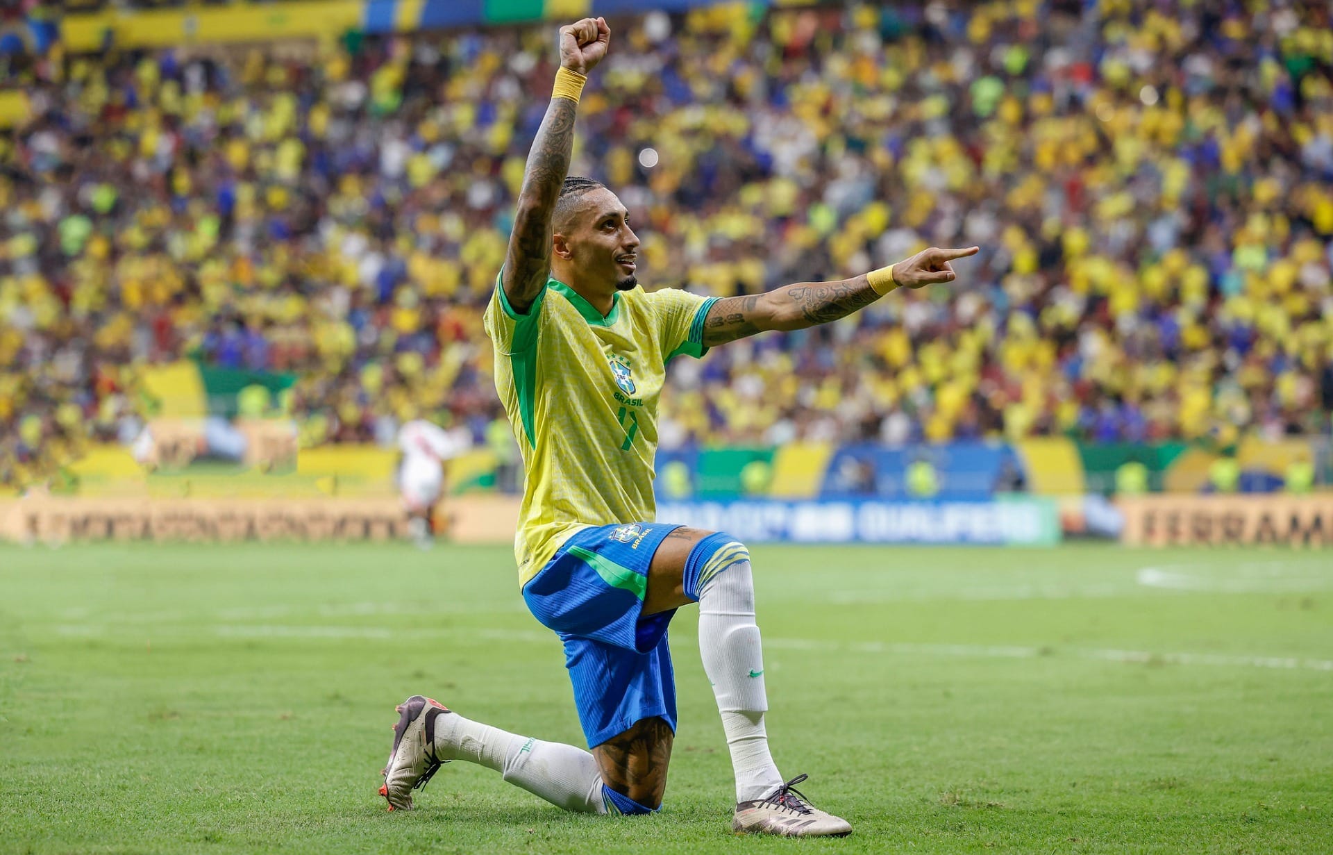 Raphinha comemora vitória do Brasil por 4 a 0 sobre o Peru