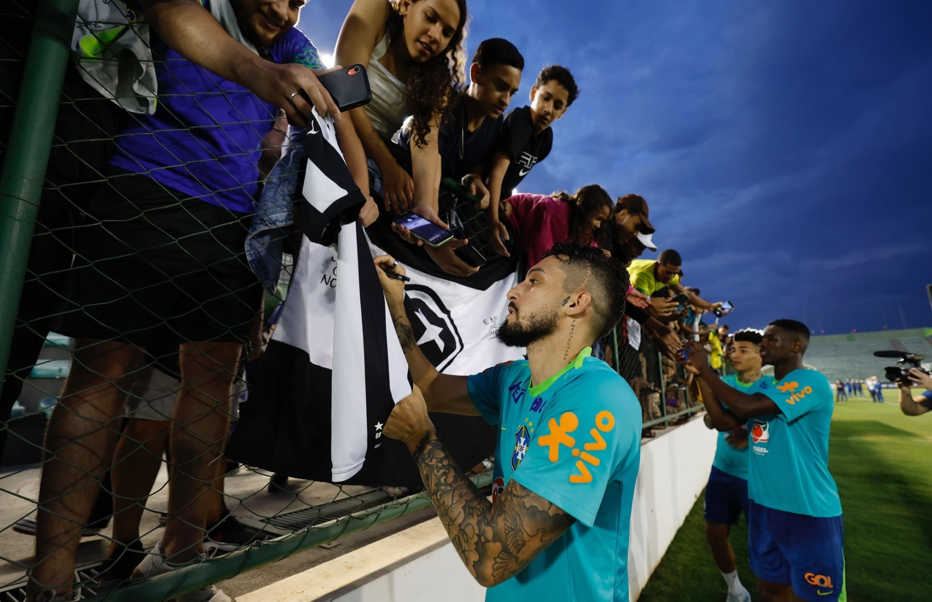 Seleção Brasileira faz treino aberto em Brasília e se anima com presença da torcida