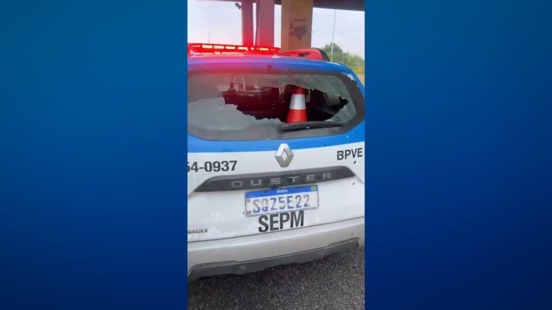 Tiroteio interdita Avenida Brasil, no Rio de Janeiro, e passageiro de ônibus é baleado