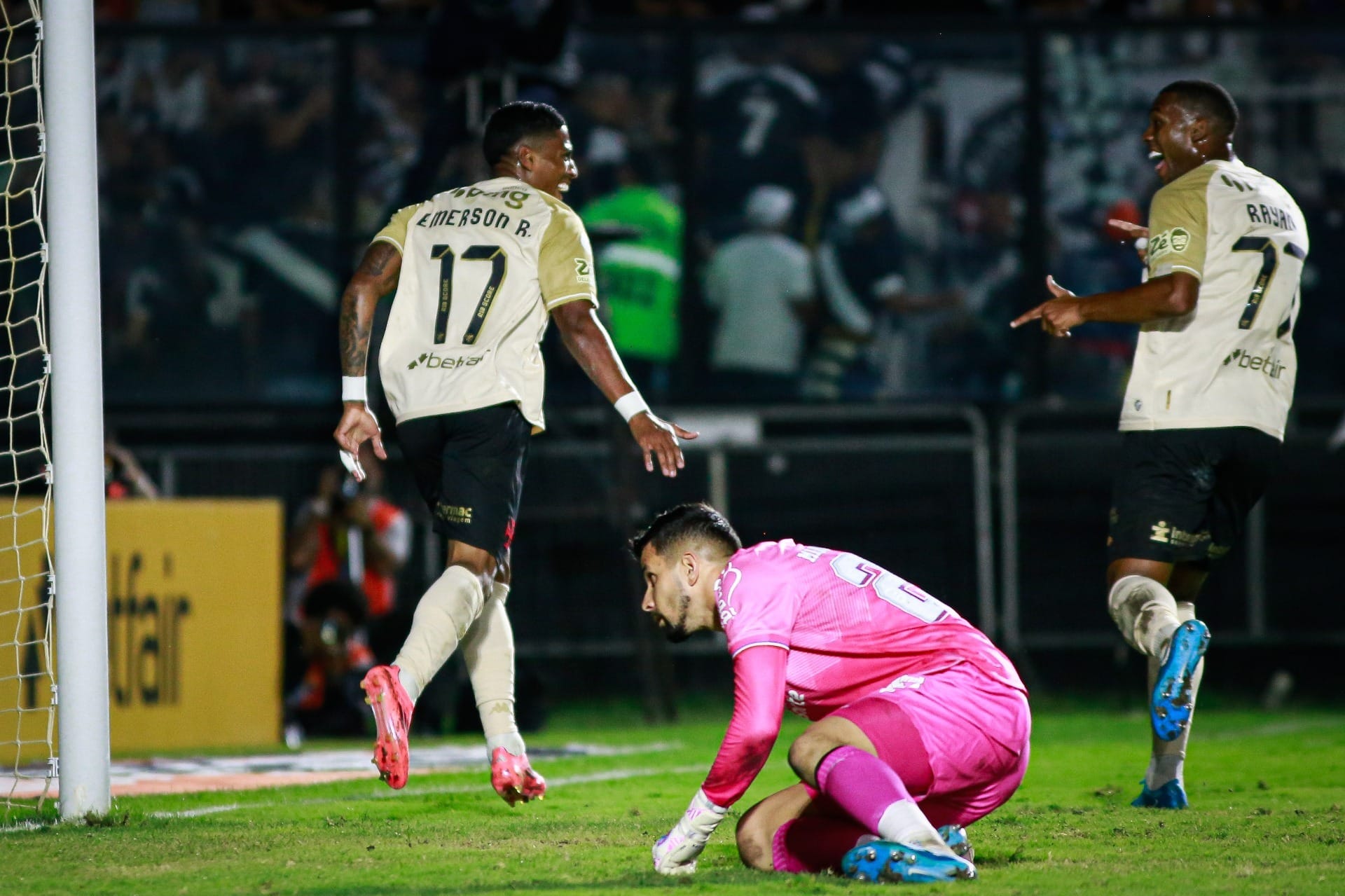 Vasco abre 3 a 0, leva sufoco, mas vence o Bahia; assista aos gols