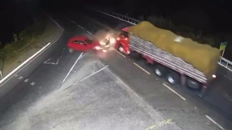 Vídeo: homem tem moto atingida por caminhão e carro ao mesmo tempo em BR do RN
