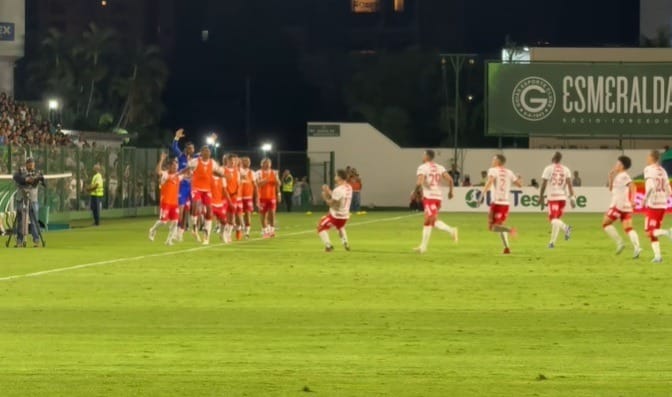 Vila Nova vence clássico contra Goiás e cola no G4 da Série B; veja lances