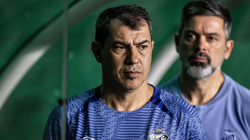 Carille não define futuro, mas alerta: “Santos está muito atrasado”