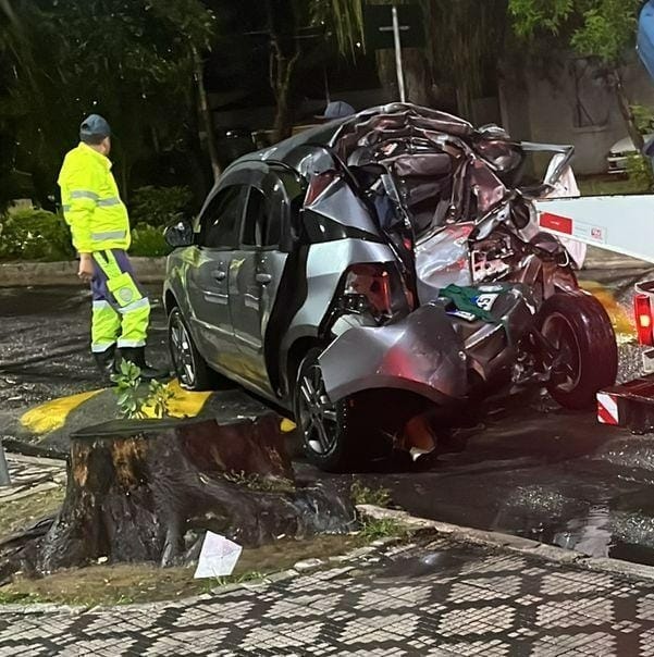 Adolescente morre em acidente entre carro e guincho, em Pindamonhangaba