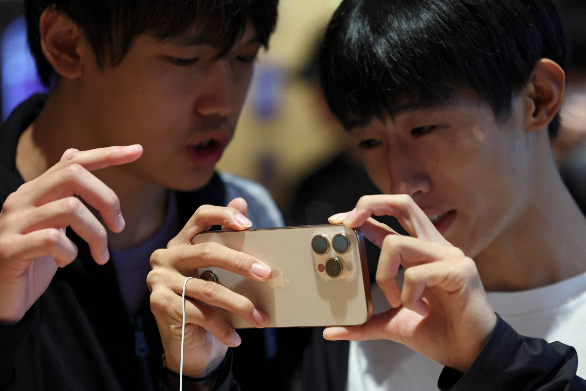 Apple enfrenta obstáculos na China com lançamento de IA – 29/11/2024 – Mercado