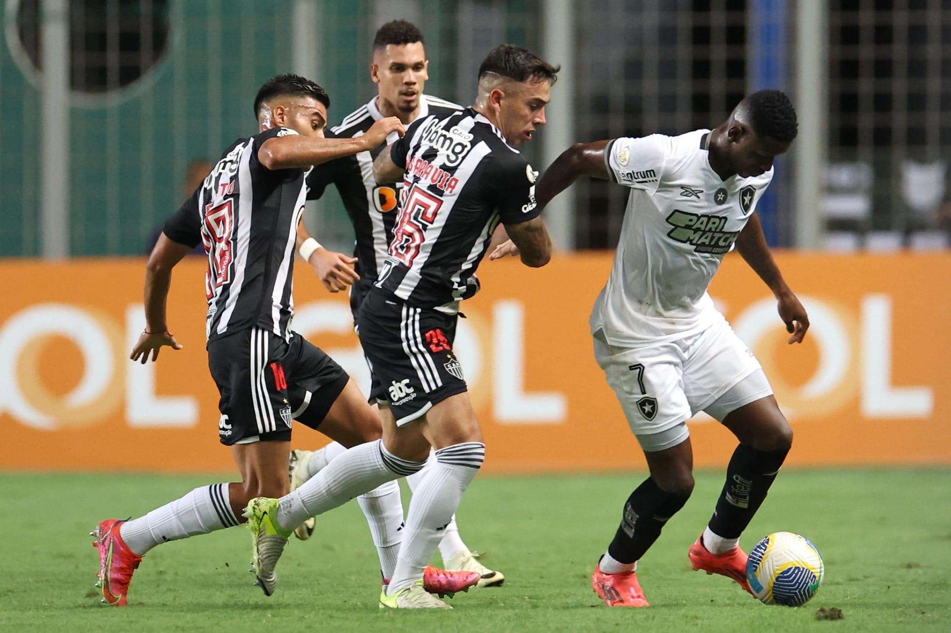 Botafogo fica com um jogador a mais, mas só empata com Atlético-MG