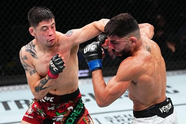 Brandon Moreno vence Amir Albazi e mira novamente o cinturão