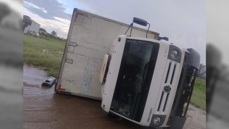 Chuva forte causa estragos em Holambra