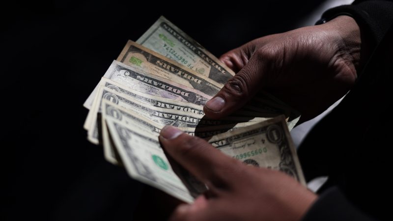 Dólar fecha a sexta em R$ 5,87; maior nível desde maio de 2020