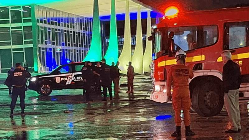 Explosões na Praça dos Três Poderes são ouvidas durante coletiva de Erika Hilton; ouça
