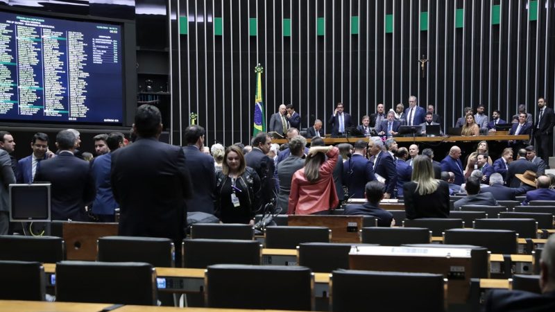 Fim da jornada 6×1 ganha reforço e pressiona deputados